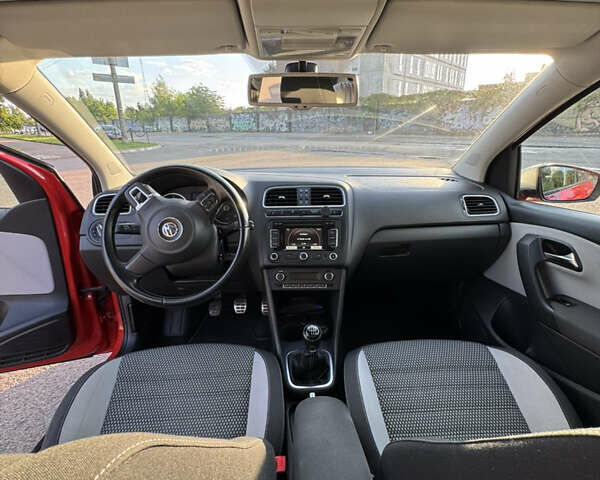 Красный Фольксваген Поло, объемом двигателя 1.2 л и пробегом 156 тыс. км за 9200 $, фото 28 на Automoto.ua