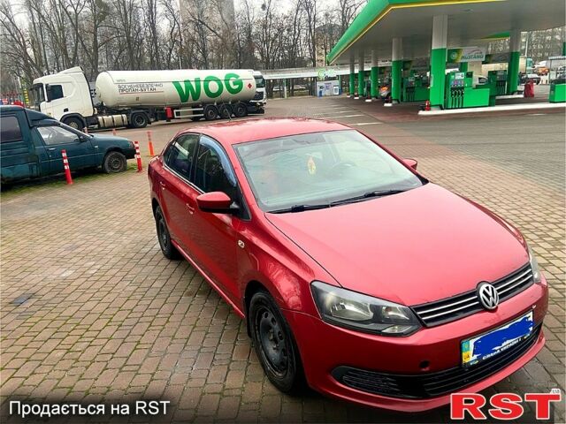 Красный Фольксваген Поло, объемом двигателя 1.6 л и пробегом 235 тыс. км за 5300 $, фото 1 на Automoto.ua