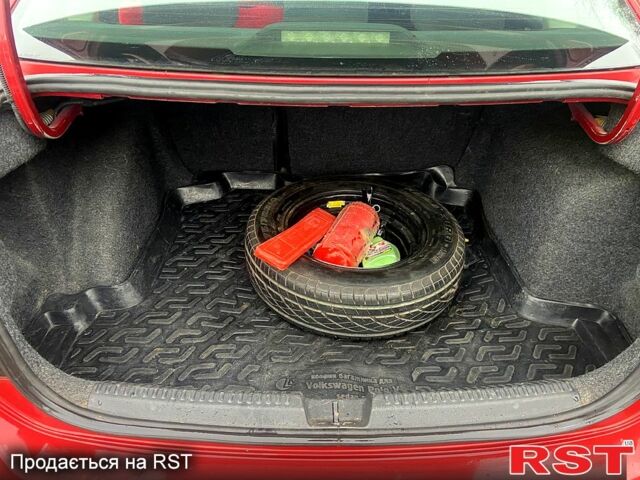 Красный Фольксваген Поло, объемом двигателя 1.6 л и пробегом 235 тыс. км за 5300 $, фото 8 на Automoto.ua