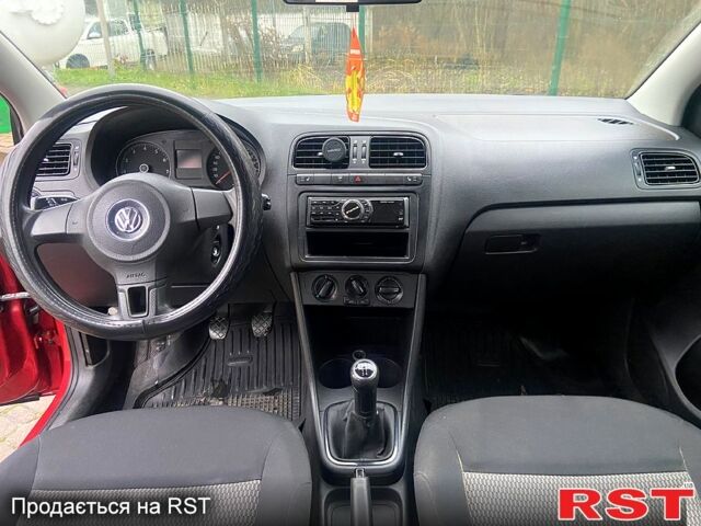 Красный Фольксваген Поло, объемом двигателя 1.6 л и пробегом 235 тыс. км за 5300 $, фото 5 на Automoto.ua