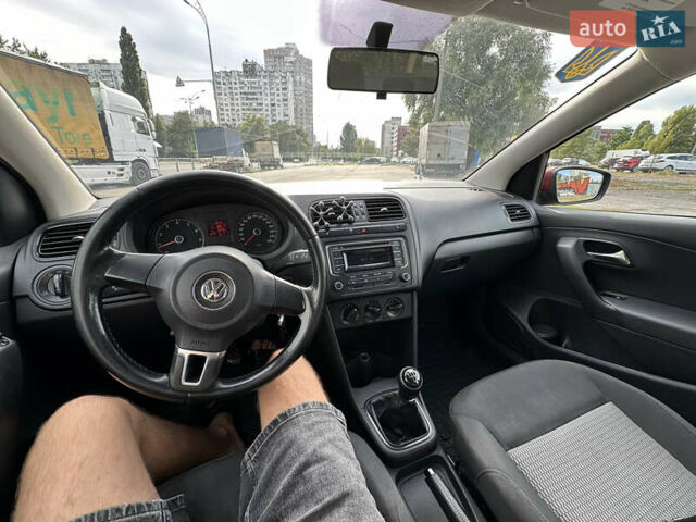Красный Фольксваген Поло, объемом двигателя 1.6 л и пробегом 229 тыс. км за 5150 $, фото 6 на Automoto.ua