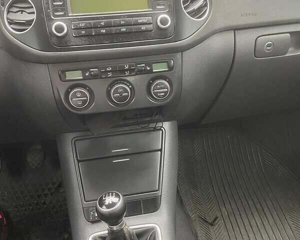 Красный Фольксваген Поло, объемом двигателя 1.6 л и пробегом 90 тыс. км за 9500 $, фото 1 на Automoto.ua