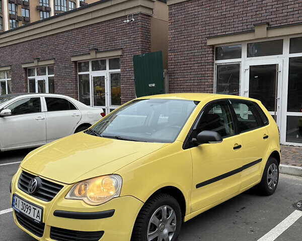 Желтый Фольксваген Поло, объемом двигателя 1.39 л и пробегом 239 тыс. км за 5000 $, фото 4 на Automoto.ua