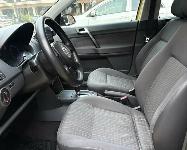 Желтый Фольксваген Поло, объемом двигателя 1.39 л и пробегом 239 тыс. км за 5000 $, фото 13 на Automoto.ua