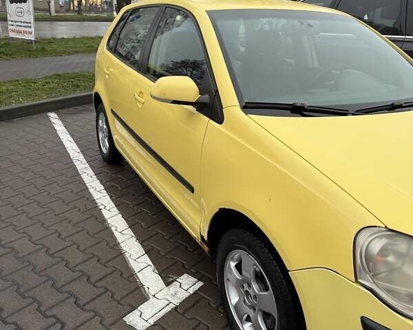 Желтый Фольксваген Поло, объемом двигателя 1.39 л и пробегом 263 тыс. км за 4000 $, фото 2 на Automoto.ua