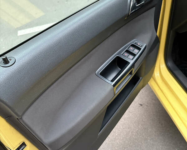 Желтый Фольксваген Поло, объемом двигателя 1.39 л и пробегом 239 тыс. км за 5000 $, фото 11 на Automoto.ua