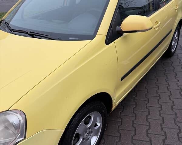 Желтый Фольксваген Поло, объемом двигателя 1.39 л и пробегом 263 тыс. км за 4000 $, фото 3 на Automoto.ua