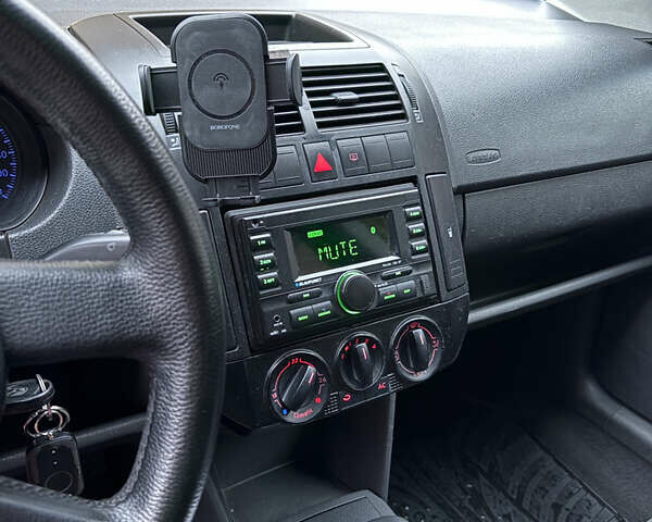 Желтый Фольксваген Поло, объемом двигателя 1.39 л и пробегом 239 тыс. км за 5000 $, фото 24 на Automoto.ua