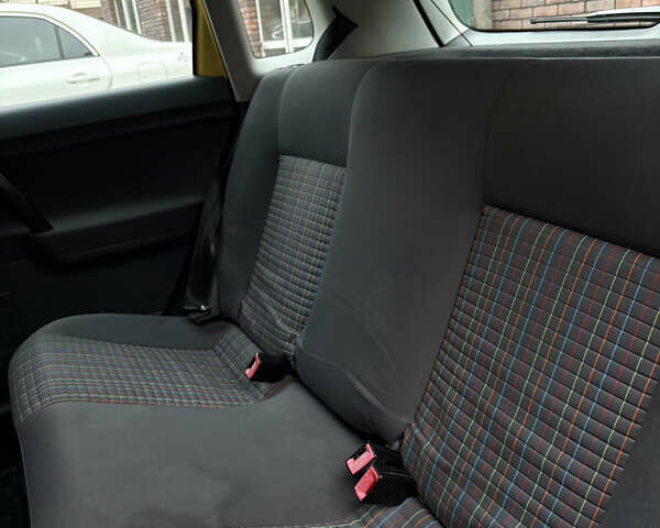 Желтый Фольксваген Поло, объемом двигателя 1.39 л и пробегом 239 тыс. км за 5000 $, фото 18 на Automoto.ua