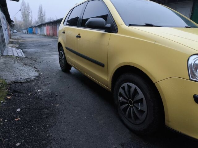 Желтый Фольксваген Поло, объемом двигателя 1.4 л и пробегом 123 тыс. км за 5300 $, фото 5 на Automoto.ua