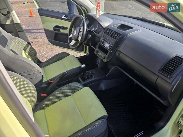 Желтый Фольксваген Поло, объемом двигателя 1.6 л и пробегом 124 тыс. км за 2990 $, фото 22 на Automoto.ua