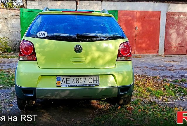 Желтый Фольксваген Поло, объемом двигателя 1.4 л и пробегом 89 тыс. км за 5999 $, фото 4 на Automoto.ua