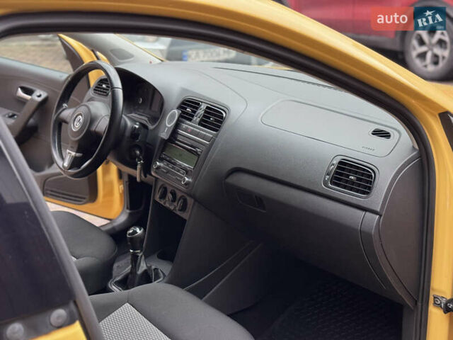 Желтый Фольксваген Поло, объемом двигателя 1.2 л и пробегом 204 тыс. км за 6000 $, фото 23 на Automoto.ua