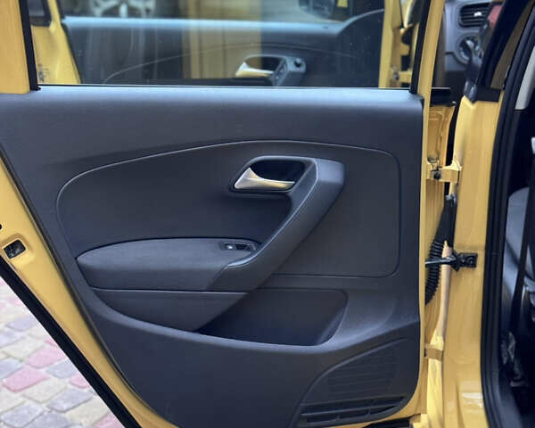 Желтый Фольксваген Поло, объемом двигателя 1.2 л и пробегом 204 тыс. км за 6000 $, фото 18 на Automoto.ua