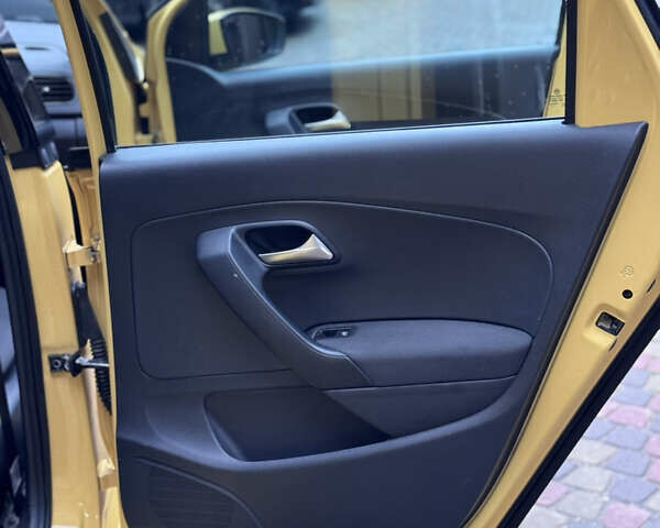 Желтый Фольксваген Поло, объемом двигателя 1.2 л и пробегом 204 тыс. км за 6000 $, фото 20 на Automoto.ua