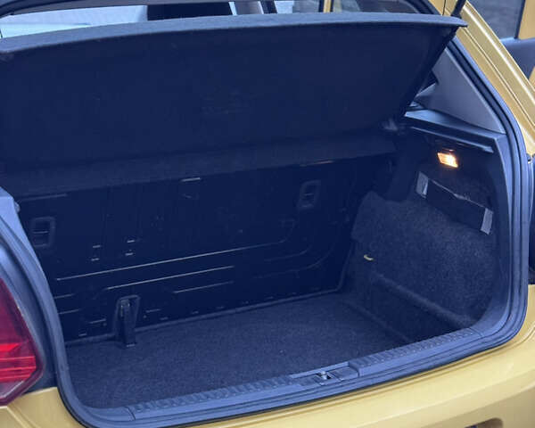 Желтый Фольксваген Поло, объемом двигателя 1.2 л и пробегом 204 тыс. км за 6000 $, фото 22 на Automoto.ua