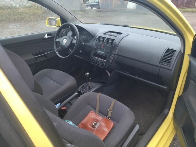 Желтый Фольксваген Поло, объемом двигателя 1.2 л и пробегом 230 тыс. км за 2500 $, фото 6 на Automoto.ua