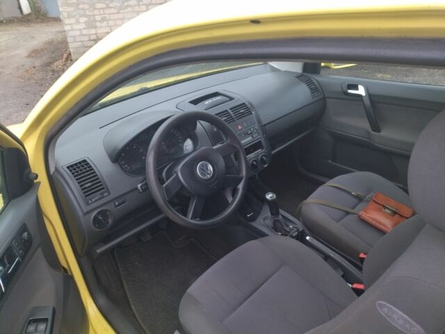 Желтый Фольксваген Поло, объемом двигателя 1.2 л и пробегом 230 тыс. км за 2500 $, фото 5 на Automoto.ua