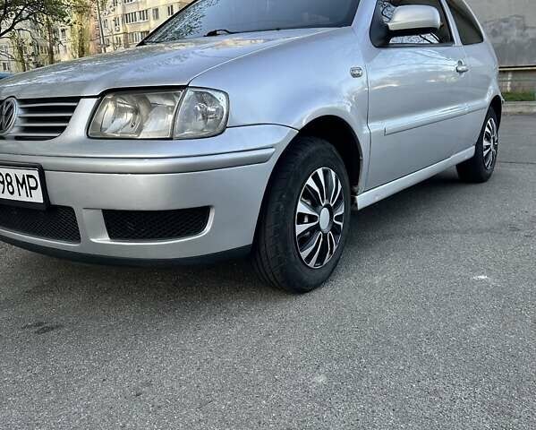 Серый Фольксваген Поло, объемом двигателя 1.39 л и пробегом 230 тыс. км за 3000 $, фото 4 на Automoto.ua