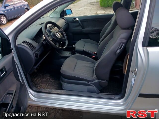 Серый Фольксваген Поло, объемом двигателя 1.2 л и пробегом 220 тыс. км за 3000 $, фото 4 на Automoto.ua