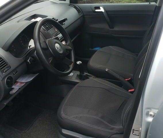 Серый Фольксваген Поло, объемом двигателя 1.2 л и пробегом 250 тыс. км за 4500 $, фото 4 на Automoto.ua