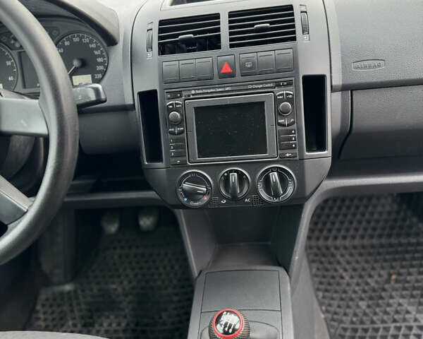 Серый Фольксваген Поло, объемом двигателя 1.2 л и пробегом 217 тыс. км за 2300 $, фото 12 на Automoto.ua