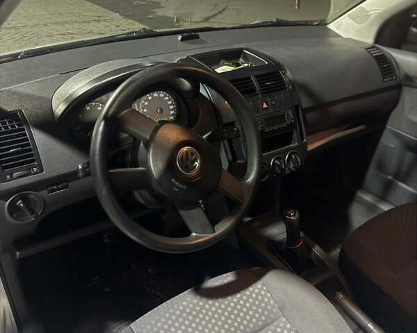 Серый Фольксваген Поло, объемом двигателя 1.4 л и пробегом 251 тыс. км за 3750 $, фото 6 на Automoto.ua