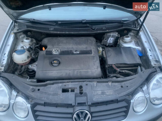 Серый Фольксваген Поло, объемом двигателя 1.39 л и пробегом 230 тыс. км за 4800 $, фото 5 на Automoto.ua
