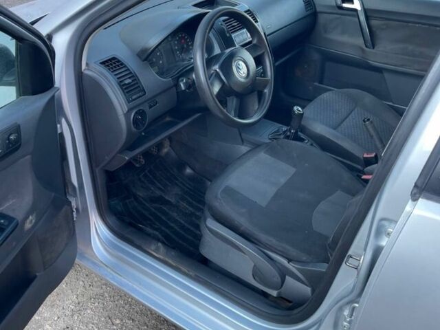 Серый Фольксваген Поло, объемом двигателя 1.4 л и пробегом 320 тыс. км за 1999 $, фото 4 на Automoto.ua