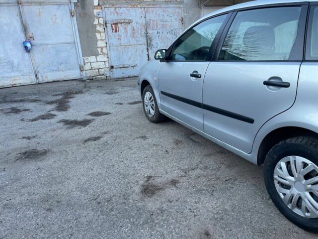 Серый Фольксваген Поло, объемом двигателя 1.4 л и пробегом 320 тыс. км за 1999 $, фото 2 на Automoto.ua