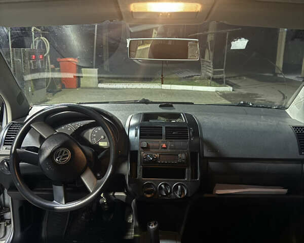 Серый Фольксваген Поло, объемом двигателя 1.4 л и пробегом 251 тыс. км за 3750 $, фото 4 на Automoto.ua