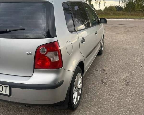 Серый Фольксваген Поло, объемом двигателя 1.4 л и пробегом 250 тыс. км за 4500 $, фото 2 на Automoto.ua