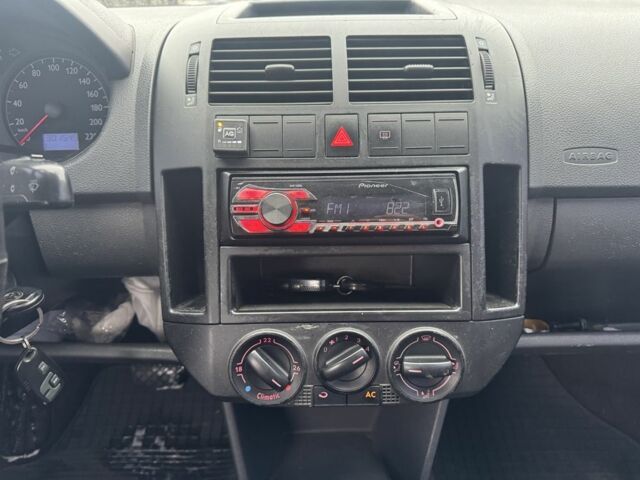 Серый Фольксваген Поло, объемом двигателя 1.4 л и пробегом 301 тыс. км за 3950 $, фото 8 на Automoto.ua