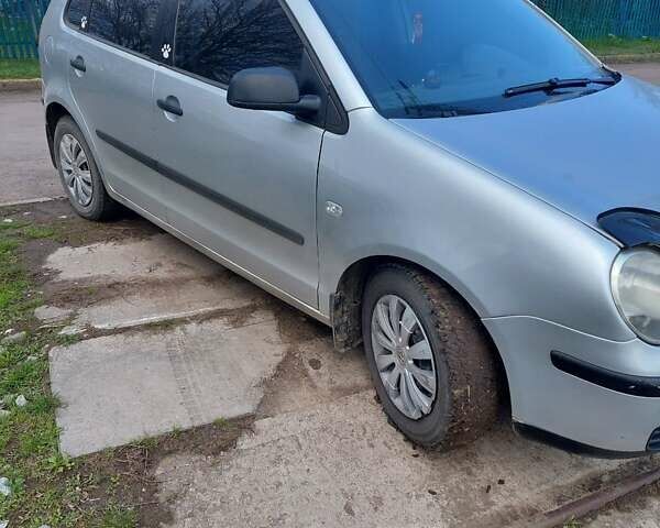 Серый Фольксваген Поло, объемом двигателя 1.4 л и пробегом 240 тыс. км за 4500 $, фото 2 на Automoto.ua