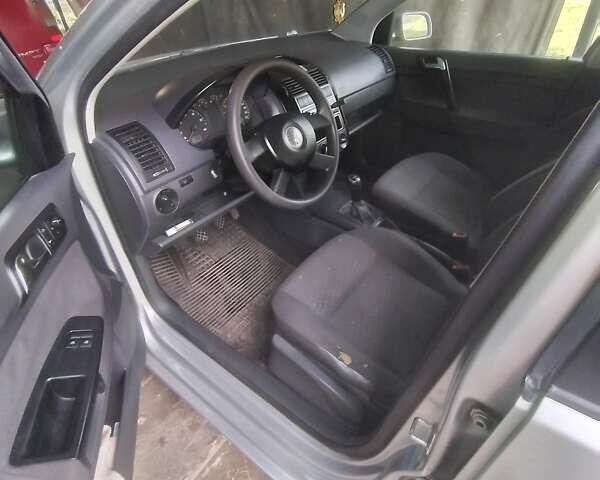 Серый Фольксваген Поло, объемом двигателя 1.2 л и пробегом 240 тыс. км за 3400 $, фото 9 на Automoto.ua