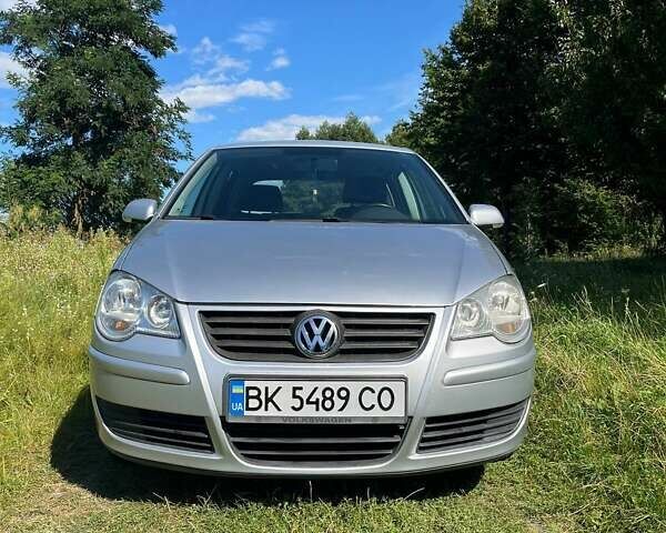 Серый Фольксваген Поло, объемом двигателя 1.4 л и пробегом 207 тыс. км за 4400 $, фото 2 на Automoto.ua