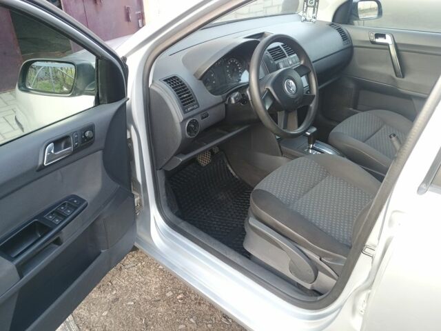 Серый Фольксваген Поло, объемом двигателя 1.4 л и пробегом 201 тыс. км за 4500 $, фото 6 на Automoto.ua