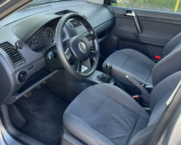 Серый Фольксваген Поло, объемом двигателя 1.2 л и пробегом 165 тыс. км за 4600 $, фото 6 на Automoto.ua