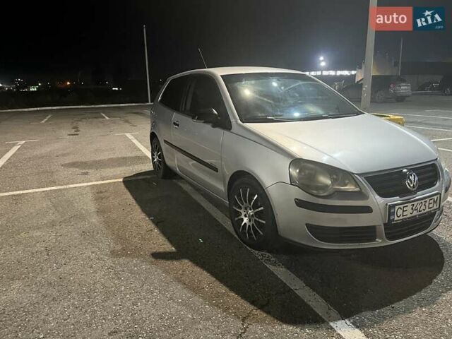 Серый Фольксваген Поло, объемом двигателя 1.42 л и пробегом 323 тыс. км за 4300 $, фото 1 на Automoto.ua