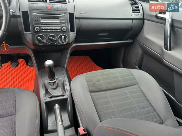 Серый Фольксваген Поло, объемом двигателя 1.42 л и пробегом 265 тыс. км за 5000 $, фото 14 на Automoto.ua