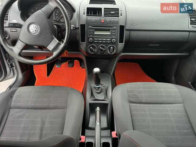 Серый Фольксваген Поло, объемом двигателя 1.42 л и пробегом 265 тыс. км за 5000 $, фото 4 на Automoto.ua