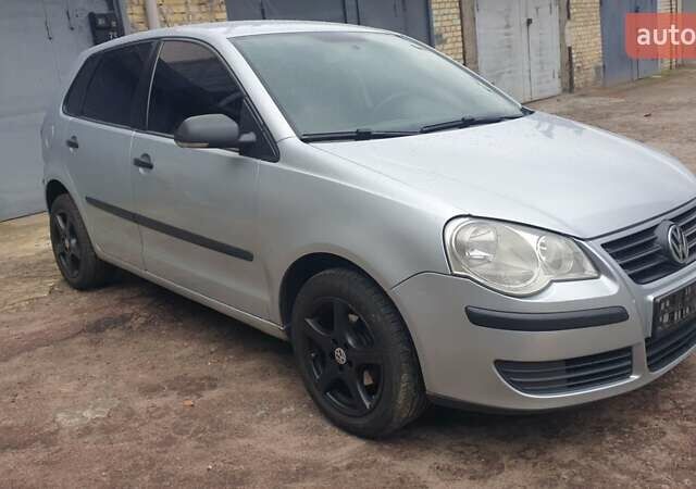 Серый Фольксваген Поло, объемом двигателя 1.4 л и пробегом 333 тыс. км за 3000 $, фото 2 на Automoto.ua