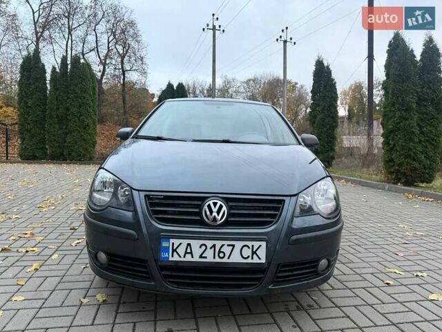 Серый Фольксваген Поло, объемом двигателя 1.4 л и пробегом 208 тыс. км за 4600 $, фото 1 на Automoto.ua