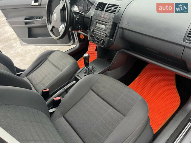 Серый Фольксваген Поло, объемом двигателя 1.42 л и пробегом 265 тыс. км за 5000 $, фото 6 на Automoto.ua