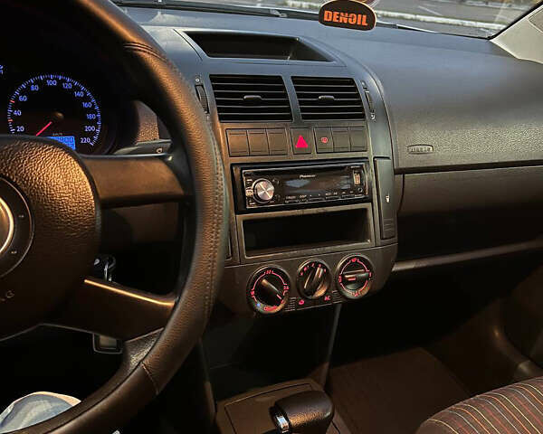 Сірий Фольксваген Поло, об'ємом двигуна 1.4 л та пробігом 113 тис. км за 5200 $, фото 40 на Automoto.ua