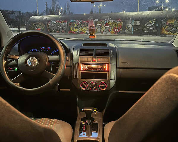 Сірий Фольксваген Поло, об'ємом двигуна 1.4 л та пробігом 113 тис. км за 5200 $, фото 53 на Automoto.ua