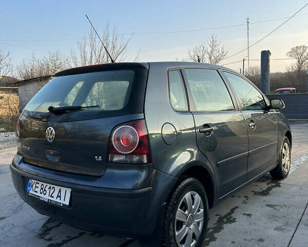 Серый Фольксваген Поло, объемом двигателя 1.4 л и пробегом 194 тыс. км за 6200 $, фото 1 на Automoto.ua