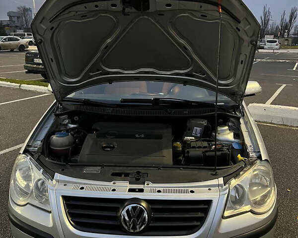 Сірий Фольксваген Поло, об'ємом двигуна 1.4 л та пробігом 113 тис. км за 5200 $, фото 48 на Automoto.ua