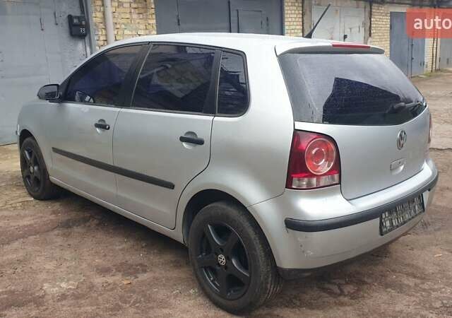 Серый Фольксваген Поло, объемом двигателя 1.4 л и пробегом 333 тыс. км за 3000 $, фото 1 на Automoto.ua