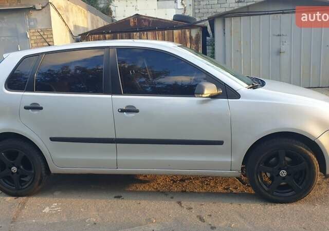 Серый Фольксваген Поло, объемом двигателя 1.4 л и пробегом 333 тыс. км за 3000 $, фото 5 на Automoto.ua